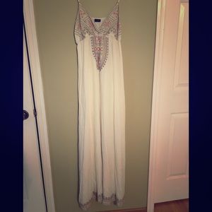 White maxi dress with pretty detail ☺️